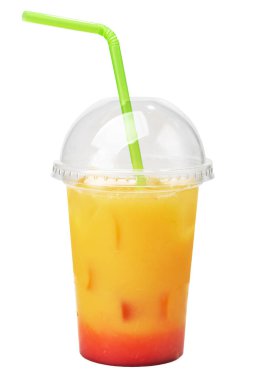 Beyaz bir zemin üzerinde plastik bardakla mango, muz ve çilek meyvelerinden taze sıkılmış meyve suyu izole edilmiş. Fast food