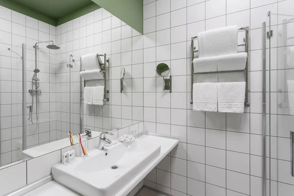 Baño, minimalismo. Azulejo blanco. Cabina de ducha Interior luminoso, estilo escandinavo — Foto de Stock