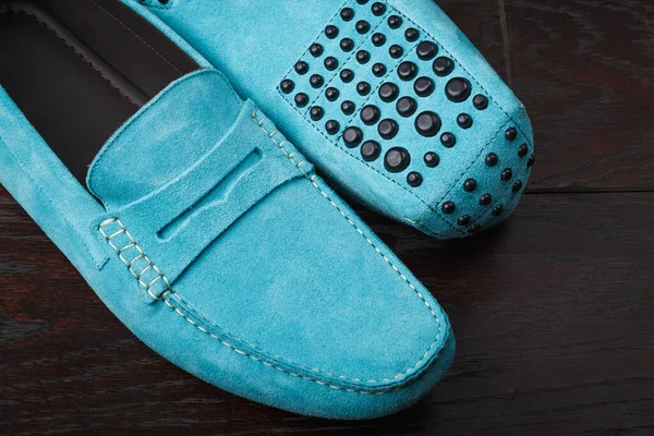 Mens blue süet mokasen eski ahşap arka planda
