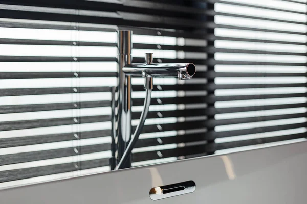 Um misturador de luxo e persianas em uma bela casa de banho cinza. Profilaxia sanitária do conceito antiviral . — Fotografia de Stock