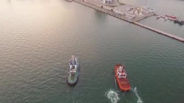 Odessa Limanı Römorkörleri ve Altın Gün Batımı. Öğleden sonra, akşamüstü Odessa şehir merkezinin doğu liman bölgesindeki römorkör ve rıhtımlı görüntüleri..
