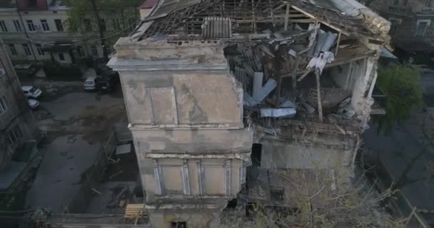 Odessa, Ukraine, 04.09.2020 The destruction of the old building in the center of the city is a close-up vertical span. Problems of dense development. Ruins. Demolition of the building. The — Stock Video