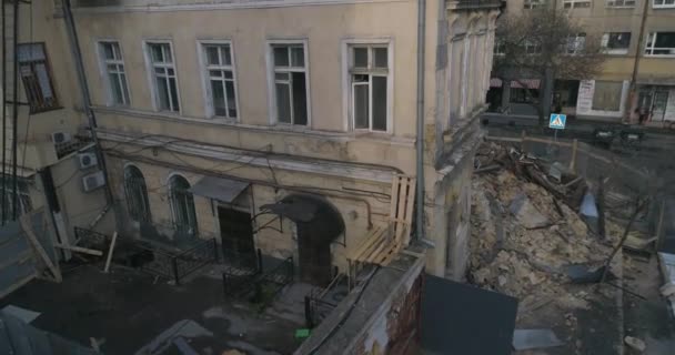 Odessa, Ukrajna, 04.09.2020 A régi épület lerombolása a város központjában egy közeli függőleges fesztáv. A sűrű fejlődés problémái. Romok. Az épület lerombolása. A Tanács — Stock videók
