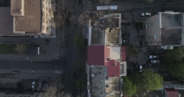 Odessa, Ukrajna, 04.09.2020 A régi épület lerombolása a város központjában. A sűrű fejlődés problémái. Emberek vesztették el az otthonukat. Madártávlati kilátás a városra. A szerkezetek nem bírták.. — Stock videók