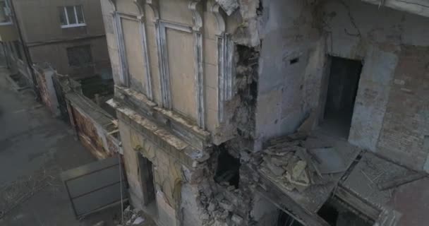 Odessa, Ukrajna, 04.09.2020 A régi épület lerombolása a város központjában egy közeli függőleges fesztáv. A sűrű fejlődés problémái. Romok. Az épület lerombolása. A Tanács — Stock videók