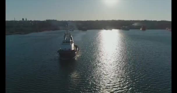 O rebocador se move através do mar em contraste. A filmar acima do drone — Vídeo de Stock