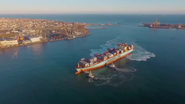 19.04.2020. Černé moře. Velký panoramatický letecký dohled ze strany dronu. Pohyb velké nákladní lodi s kontejnery pro přepravu nákladu. Krásné focení při západu slunce — Stock video