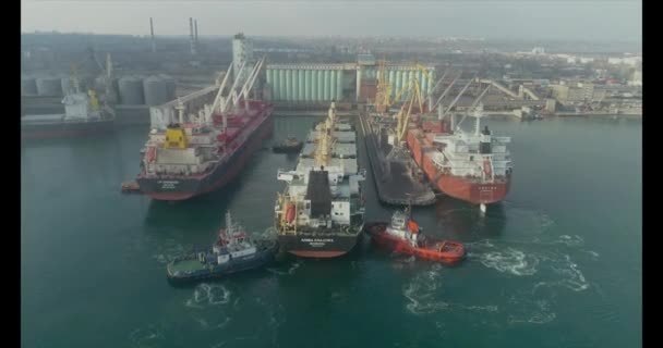 19.04.2020. Mar Negro. Inspección aérea de puertos marítimos a gran escala en funcionamiento. Helipuerto en la nave. Impacto de cámara — Vídeo de stock