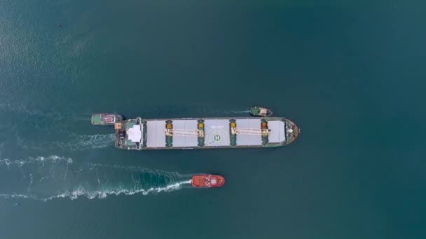 Remolcadores tiran de un gran barco con un helipuerto por mar. Mira el scrunch. Drone aéreo tiro barco velocidad vela en el mar azul — Vídeos de Stock