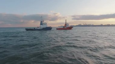 19.04.2020. Karadeniz. Ufukta yüzen gemilerle panoramik deniz manzaraları. Günbatımı Gecesi ve Barış