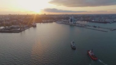 Römorkörlerin güzel hareketleri birbiri ardına denizi aşıp limana gidiyor. Gün batımında en üst görünüm.