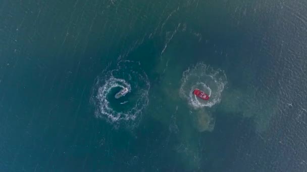 Top view fantastic figure of circle and spiral shape made with foamy speedboat traces on azure ocean water surface — Stock Video