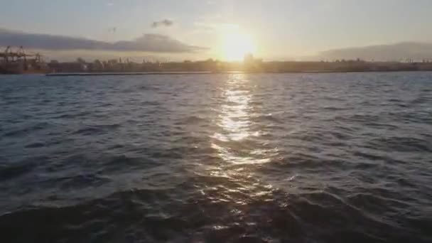 바다 위로 해 가 떠 있어. 드론에 맞았어요. 해 가 부드러운 바 다 파도 속으로 지면서 황금빛 이상적 인 일몰 광경 — 비디오