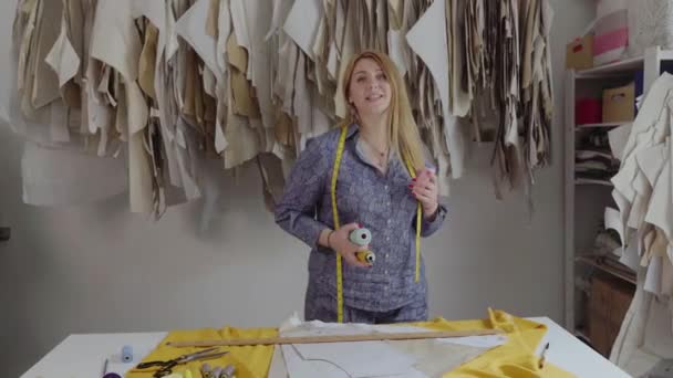 Fashion designer, designer juggles and dances in his sewing studio. Colorful threads — Stock Video