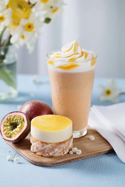 Kremalı smoothie ve çarkıfelek aromalı şurup ve peynirli kek.