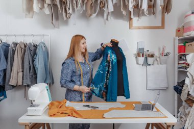 Genç kıyafet tasarımcısı stüdyosunda.