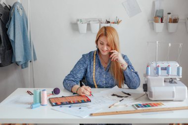 Genç tasarımcı, eksikzy 'yi kendi stüdyosunda yaratıyor. Küçük bir işletme. Terzi evde sipariş üzerine çalışıyor..