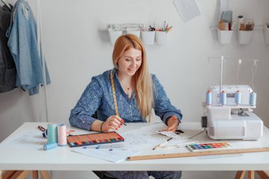 Genç tasarımcı, eksikzy 'yi kendi stüdyosunda yaratıyor. Küçük bir işletme. Terzi evde sipariş üzerine çalışıyor..