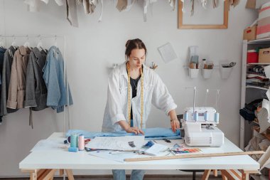 Genç kıyafet tasarımcısı stüdyosunda.