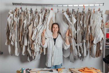 Terzi geniş bir desen yığınından bakar.