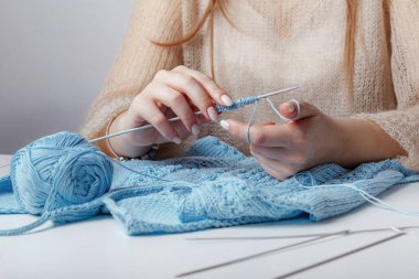 Örgü örüyorum, ellerim kapalı. Örgü örmek için mavi iplik yumağı