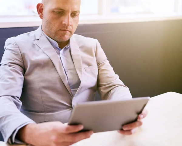 Üzletember, gazdaság, és használ egy high-tech tabletta — Stock Fotó