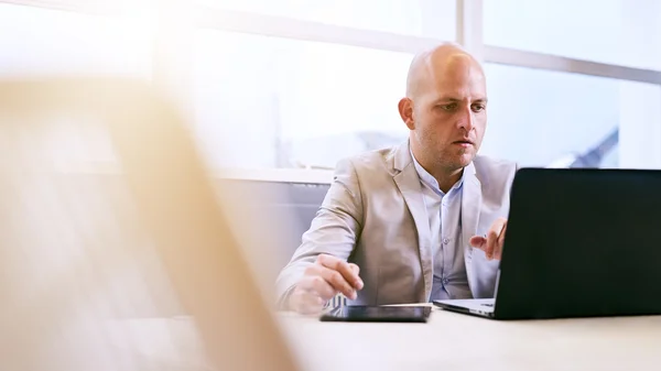 Professioneller Geschäftsmann arbeitet an seinem tragbaren Tablet und Computer — Stockfoto