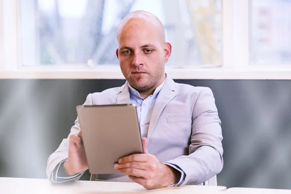 Homme d'affaires tenant et utilisant une tablette de haute technologie — Photo
