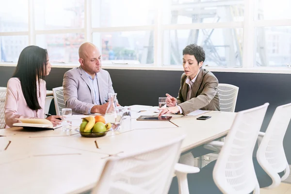 Incontro d'affari tra tre partner professionali al mattino presto — Foto Stock