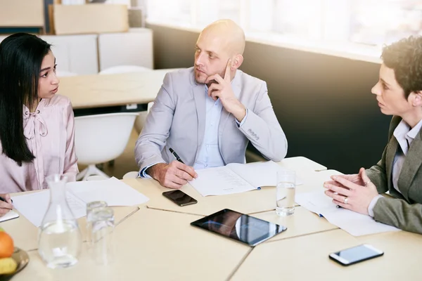 Business meeting between three professional partners early in the morning — Stock Photo, Image