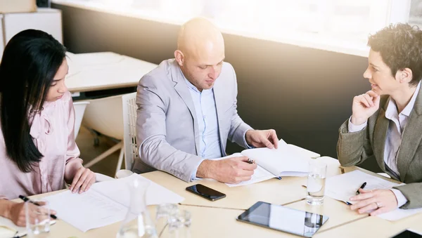 Zakelijke bijeenkomst tussen drie professionele partners vroeg in de ochtend — Stockfoto