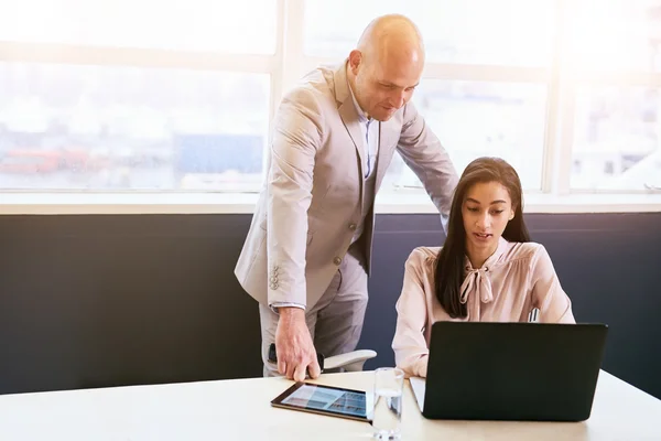 Zakenvrouw wordt onder toezicht van haar mannelijke superior terwijl u werkt — Stockfoto