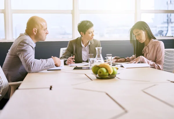 Zakelijke bijeenkomst tussen drie professionele partners vroeg in de ochtend — Stockfoto