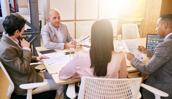 Business meeting between four professional entrepreneurial executives indoors — Stockfoto