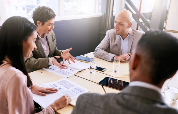 Geschäftsfrau erklärt ihre Finanzanalyse mit Handgesten — Stockfoto