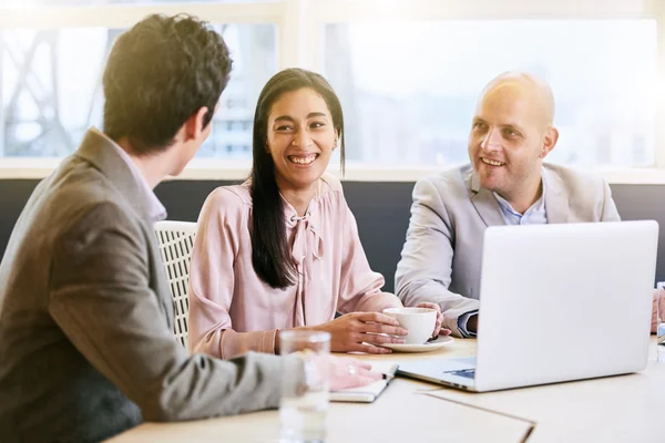 Drie zakenmensen communiceren tijdens de vergadering in de vergaderzaal — Stockfoto