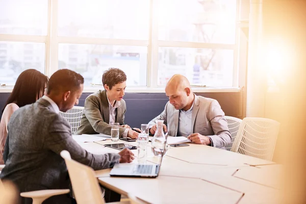 Között négy szakmai vezetők konferenciaterem üzleti találkozó — Stock Fotó