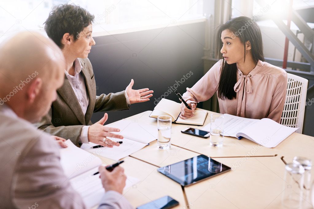 деловая встреча. люди здороваются. итальянцы здороваются. деловая встреча. встреча между сторон.