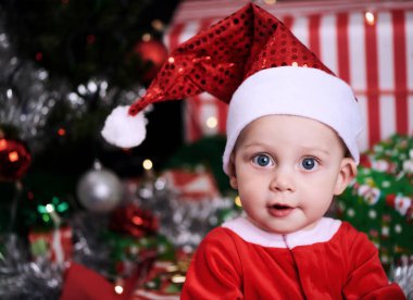 Noel baba bebek kameraya bakarak düşünce