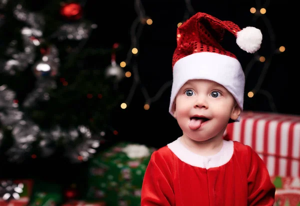 Χριστούγεννα μωρό γλώσσα προεξέχει προς την κάμερα — Φωτογραφία Αρχείου
