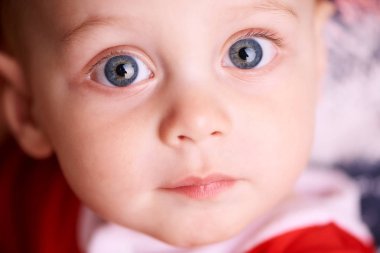 Şirin bebek çocuk lookling kameraya yakın çekim