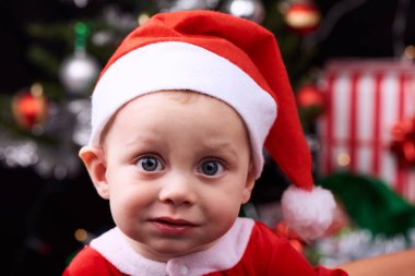Noel festival sezonu için bir Noel Baba kıyafeti giymiş erkek bebek