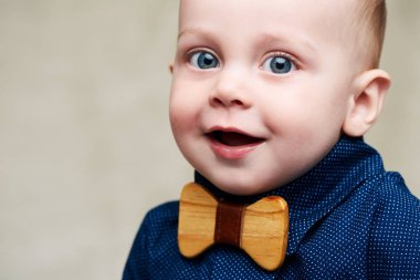 Şirin bebek çocuk kameraya şık ahşap papyon ile seyir