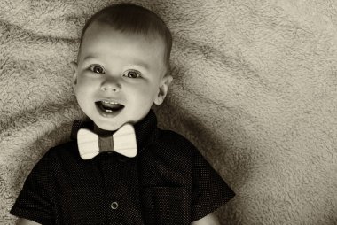 Siyah beyaz kamera gülümseyen şirin bebek çocuk