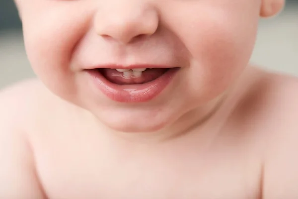 Napięty uprawnych babys usta Wyświetlono jego pierwsze zęby — Zdjęcie stockowe