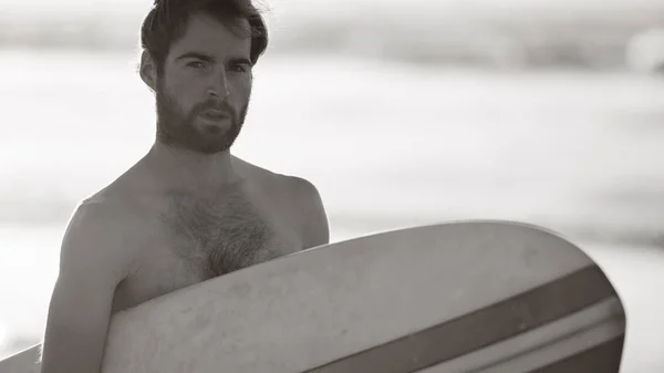 Imagen en blanco y negro del surfista masculino y la tabla de surf retro — Foto de Stock