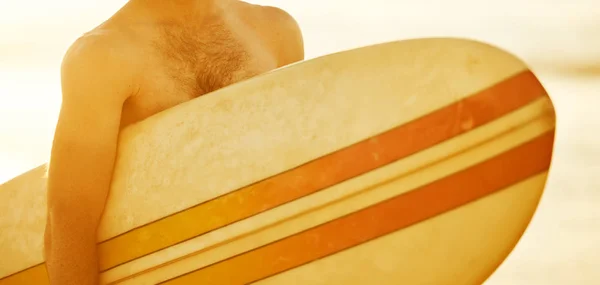 Healess καλλιέργεια των αρσενικών surfer κρατώντας μια σανίδα του σερφ — Φωτογραφία Αρχείου