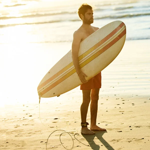 Square image of surfer holding a surfboard under his arm — Stock Photo, Image