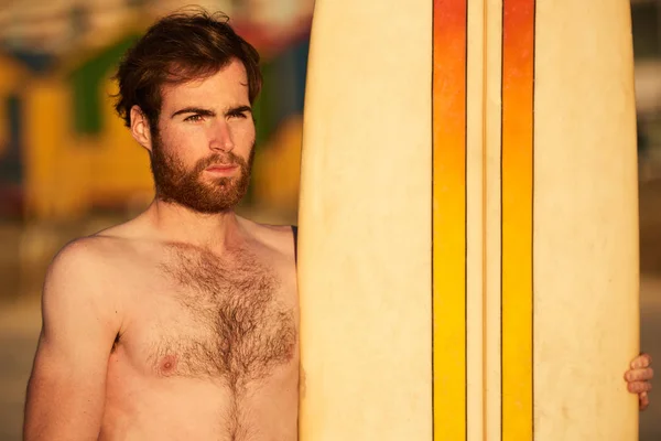 Rugged bearded male surfer portrait next to surf board — Stock Photo, Image