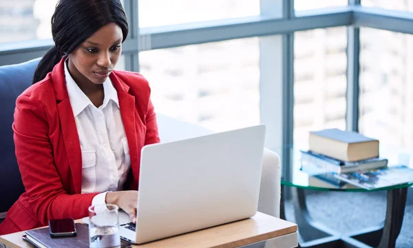 Zwarte zakenvrouw drukke werken tijdens het kijken naar haar computerscherm — Stockfoto